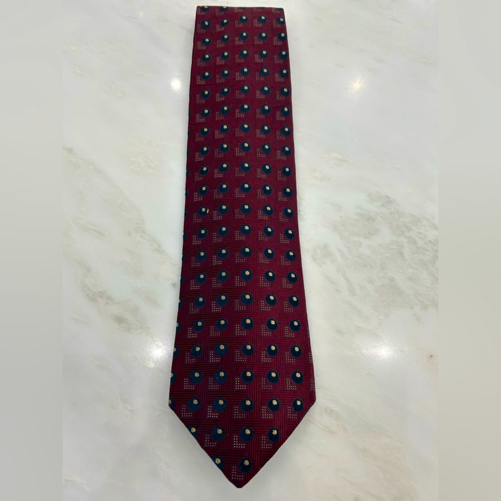 Donna Karan tie. Great condition! Burgundy with navy pattern detailing.